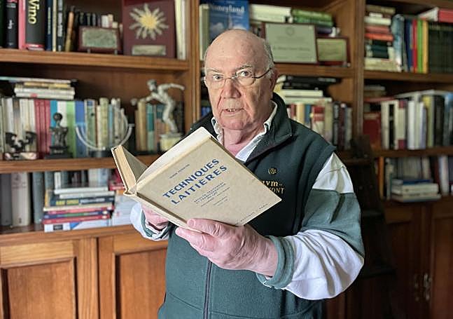 Zamora se formó y desarrolló parte de su carrera profesional en Francia. A lo largo de los años ha ido acumulando una impresionante biblioteca sobre el tema que incluye manuales de consulta, ediciones históricas, recetarios o ensayos sobre la dimensión cultural del queso.