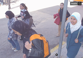 Niñas acuden al colegio con hiyab en un colegio de Madrid.