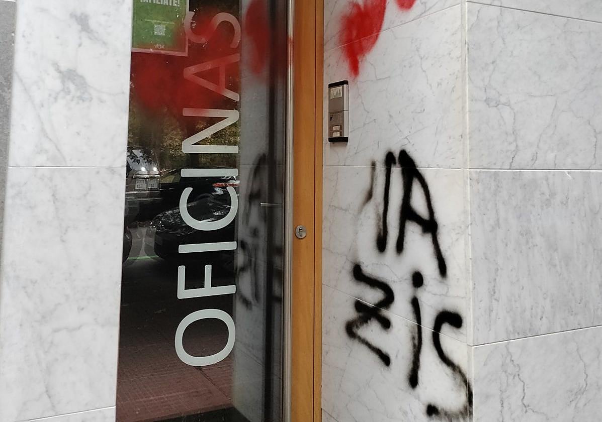 Vox denunciará ante la Ertzaintza pintadas con la palabra «nazis» en su sede de Vitoria