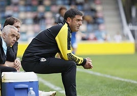 Imanol de la Sota sobre la nevera en la que suele observar los partidos del Barakaldo.