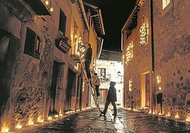 El casco histórico de Pedraza cobra vida durante la noche de las velas.