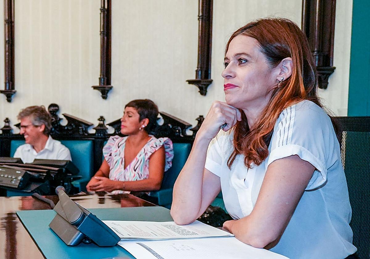 Maider Etxebarria, en primer plano, y Rocío Vitero, durante un pleno