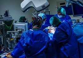 La cirujana Alejandra García Novoa realizó ayer dos intervenciones en el HUA Txagorritxu.