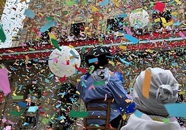 Miles de vecinos se agolpan todos los años en la plaza del Ayuntamiento con el txupinazo.