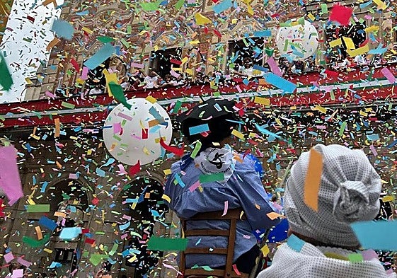 Miles de vecinos se agolpan todos los años en la plaza del Ayuntamiento con el txupinazo.