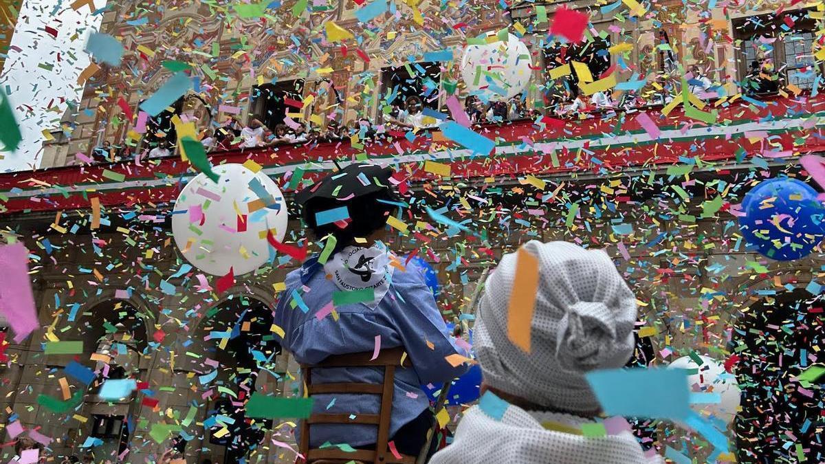 Miles de vecinos se agolpan todos los años en la plaza del Ayuntamiento con el txupinazo.