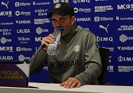 Coudet bebe agua antes de arrancar la rueda de prensa.