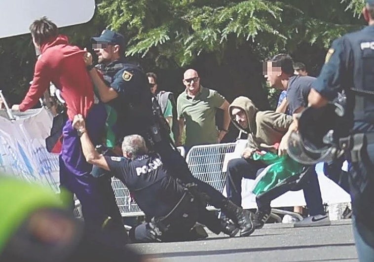 Los agentes sujetan a los manifestantes que han saltado al recorrido en Valladolid.