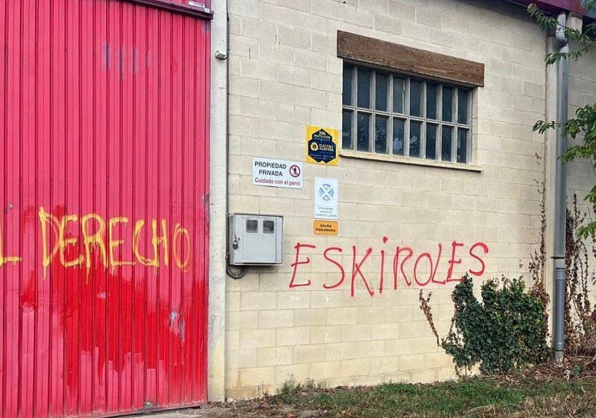Imagen principal - Pintadas aparecidas en una nave agrícola de Olárizu.
