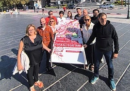 Bilboko euskaltegien matrikulazio kanpainaren aurkezpen ekitaldia, ostegun honetan, Udaletxearen aurrean.