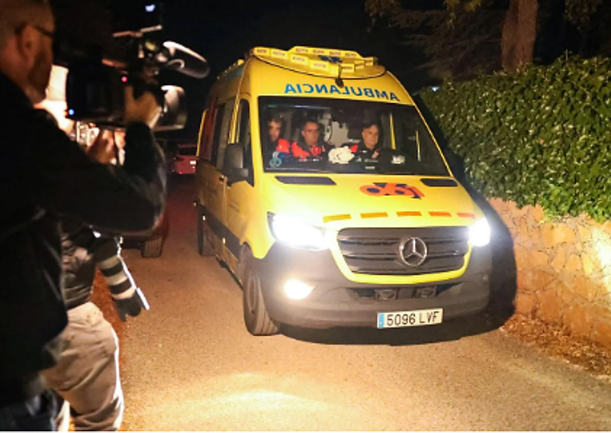 Imagen secundaria 1 - Momentos de tensión tras la liberación. En la segunda imagen, la ambulancia abandonando el lugar.