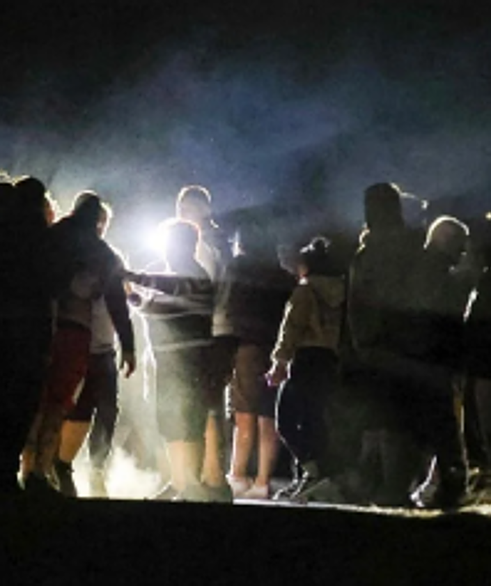 Imagen secundaria 2 - Momentos de tensión tras la liberación. En la segunda imagen, la ambulancia abandonando el lugar.