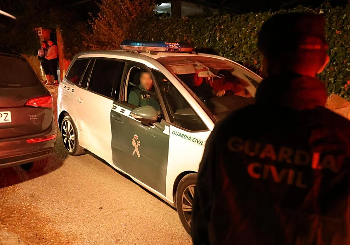 Vehículo de la Guardia Civil en el que presuntamente trasladaron al detenido esta madrugada.