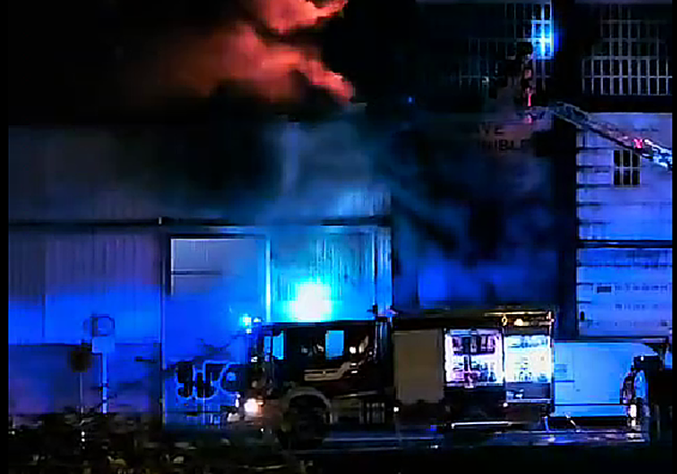 Tres heridos por fuerte inhalación de humo en el incendio de un pabellón okupado de Sestao: «Es un sinvivir»