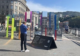 El objetivo de la escultura es que los jóvenes cuestionen sus formas de relacionarse.