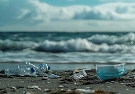 Todavía hoy aparecen mascarillas en las playas de todo el mundo devueltas por el mar.