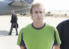 Mikel Otegi, cuando fue entregado por Francia a España, en 2009.