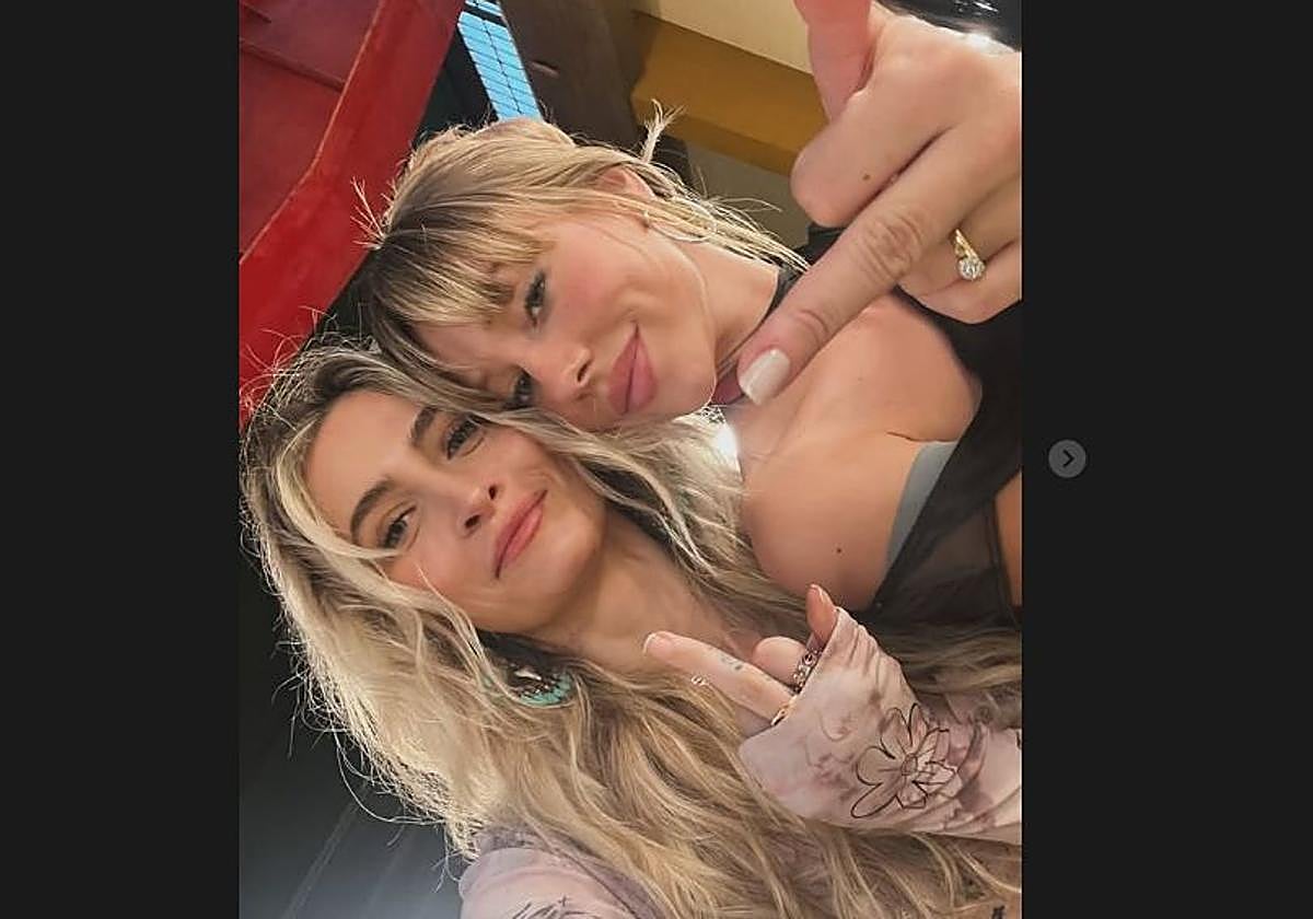 Ester Expósito y Paris Jackson se muestran en sintonía en un desfile de Desigual