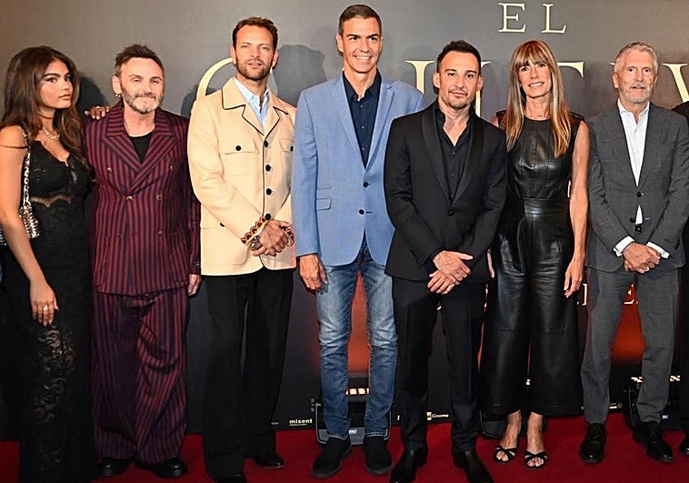 Pedro Sánchez y Begoña Gómez, con el elenco de 'El cautivo', la última película de Alejandro Amenábar