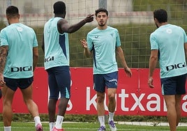 Nico Serrano durante un entrenamiento del Athletic en Lezama