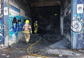 Los bomberos apagan un fuego en la nave de Sestao que se había avivado.