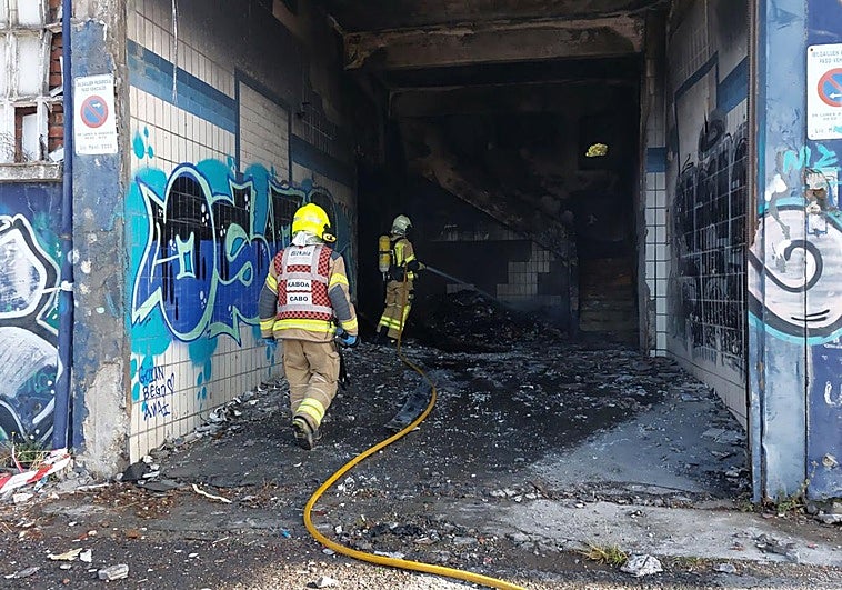 Los bomberos apagan un fuego en la nave de Sestao que se había avivado.