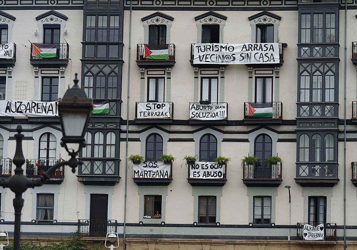 Protesta contra las terrazas en muelle Marzana.