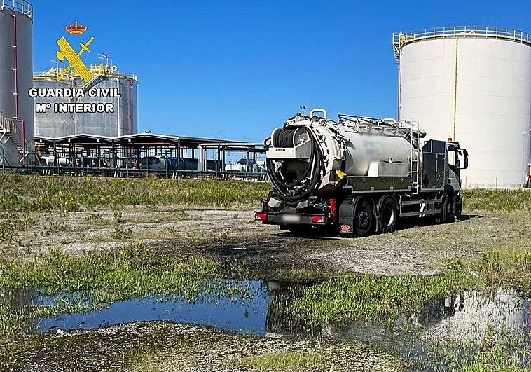 Descubiertos in fraganti vertiendo residuos contaminantes en el Puerto de Bilbao