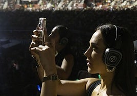 El público con cascos este pasado domingo en el concierto de Zetak en San Sebastián.