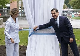 La escultura de Chillida 'Elogio del Hierro III', ya instalada junto al Museo de Bellas Artes.