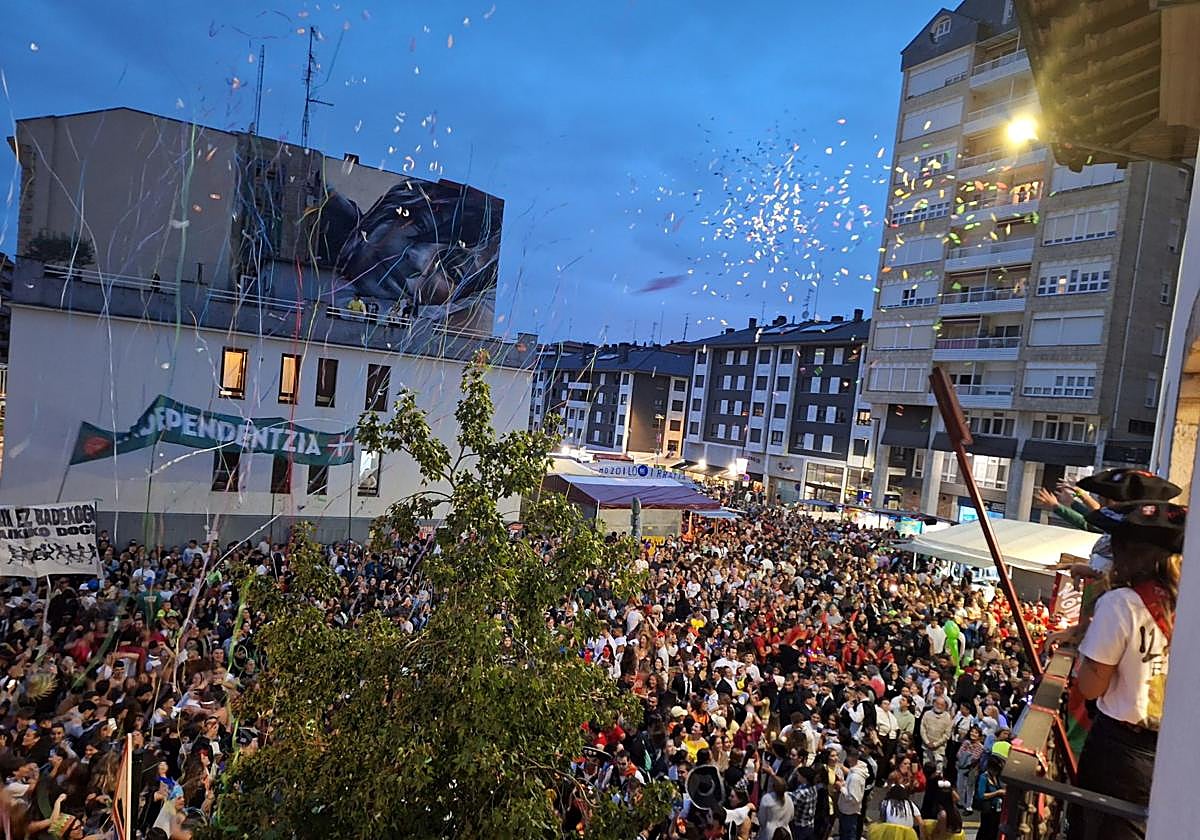 La multitud prorrumpió en gritos de júbilo tras el txupinazo.