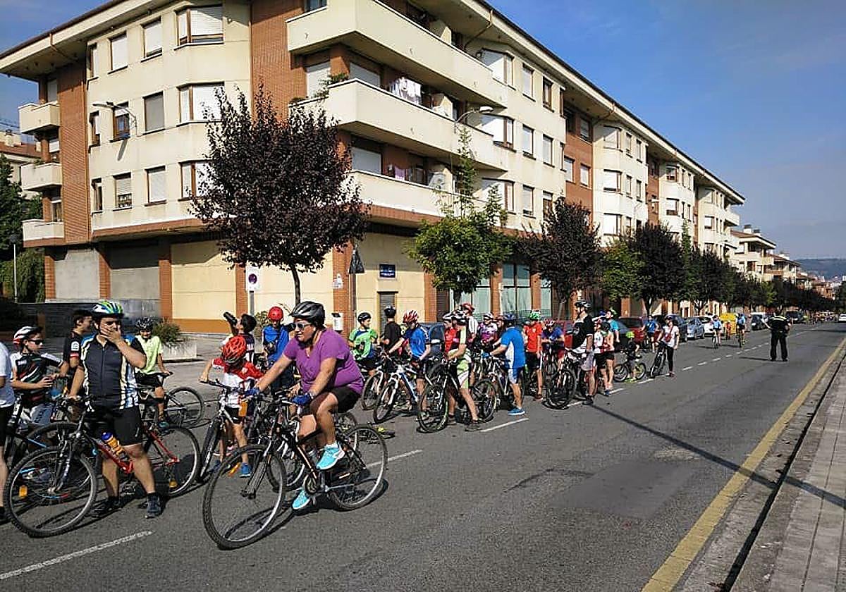 Recorrido familiar en bicicleta por Basauri en una edición anterior de la semana de movilidad.