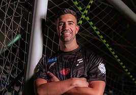 Fernando Pacheco posa como nuevo jugador del Al Fateh.