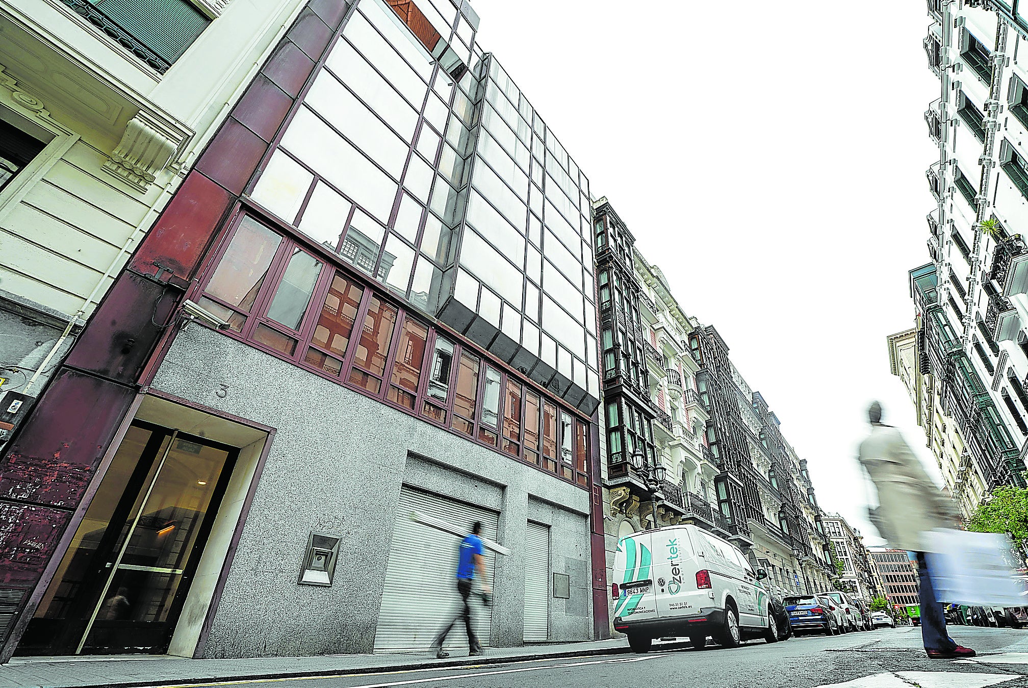 El bloque afectado, que cuenta con una llamativa fachada de vidrio y metal, está vacío desde hace un tiempo.