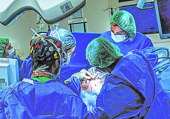 La cirujana Alejandra García Novoa realizó ayer dos intervenciones en Txagorritxu.