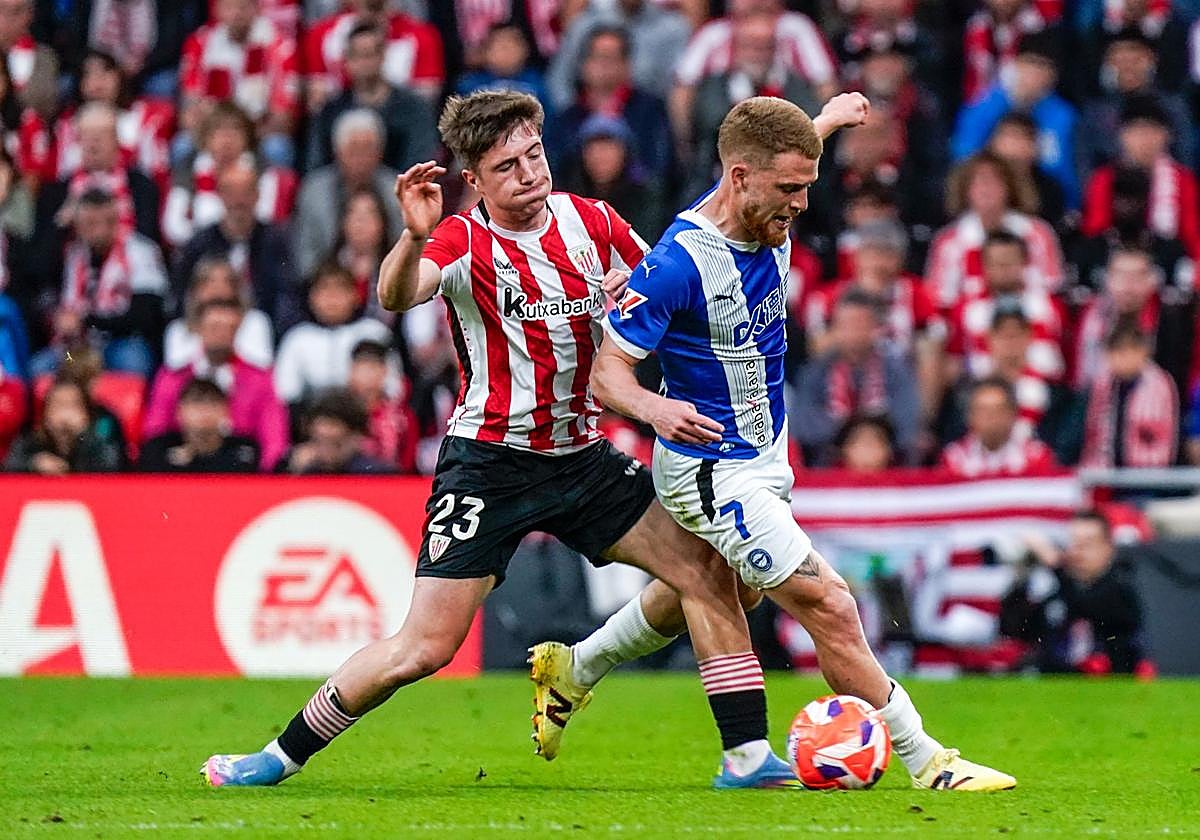 Carlos Vicente es frenado por Jauregizar.