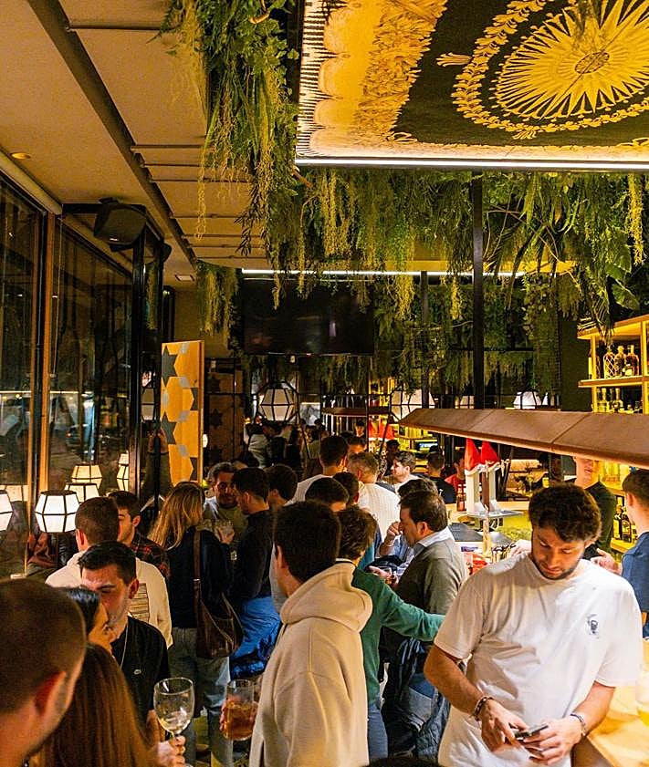 Imagen secundaria 2 - Arriba, la terraza del Radisson, en el centro, la nueva discoteca Velvet, y en la imagen inferior, el Ama 94.