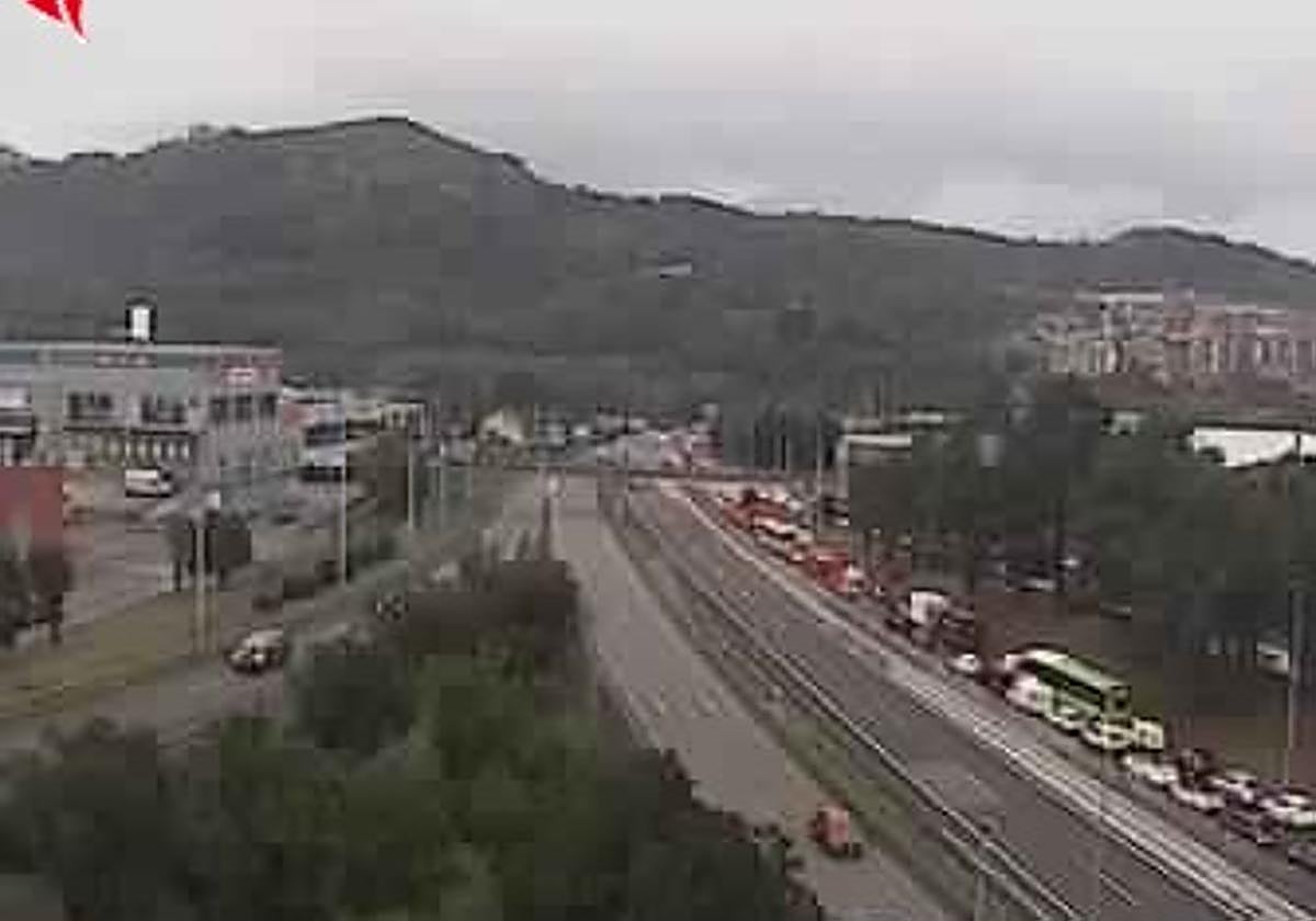 La avería de un camión en los túneles de Malmasin provoca retenciones a primera hora en la A-8 sentido Bilbao