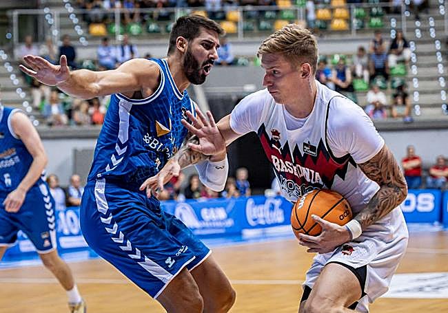 Samanic, uno de los baskonistas destacados, ante Dani Díez.