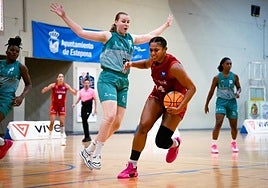 Cameron Williams protege un balón en el partido frente al Estepona.