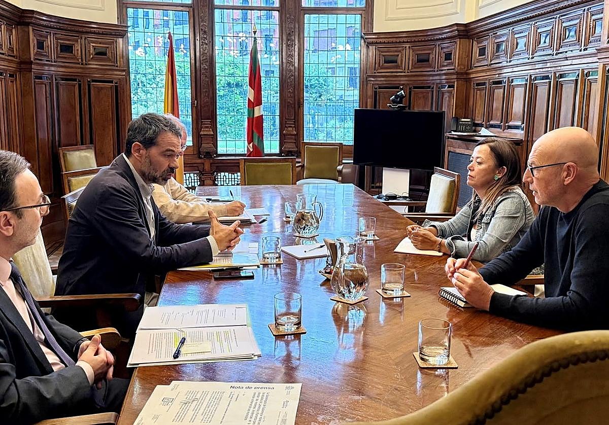 Los alcaldes de Carranza y Lanestosa, a la derecha, en la reunión con el subdelegado del Gobierno en Bizkaia.