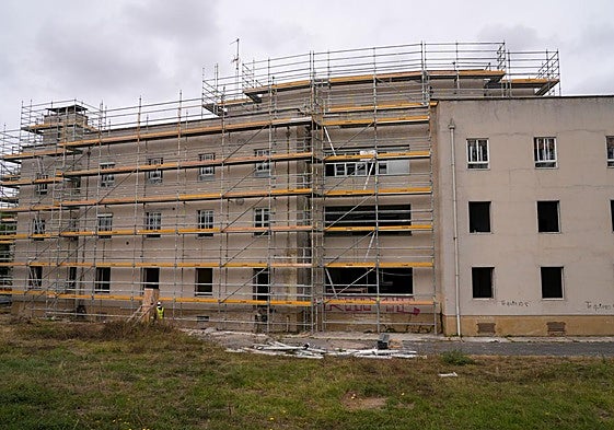 La alcaldesa pide a Madrid reducir de 350 a 200 las plazas del centro de refugiados de Vitoria ante el rechazo social