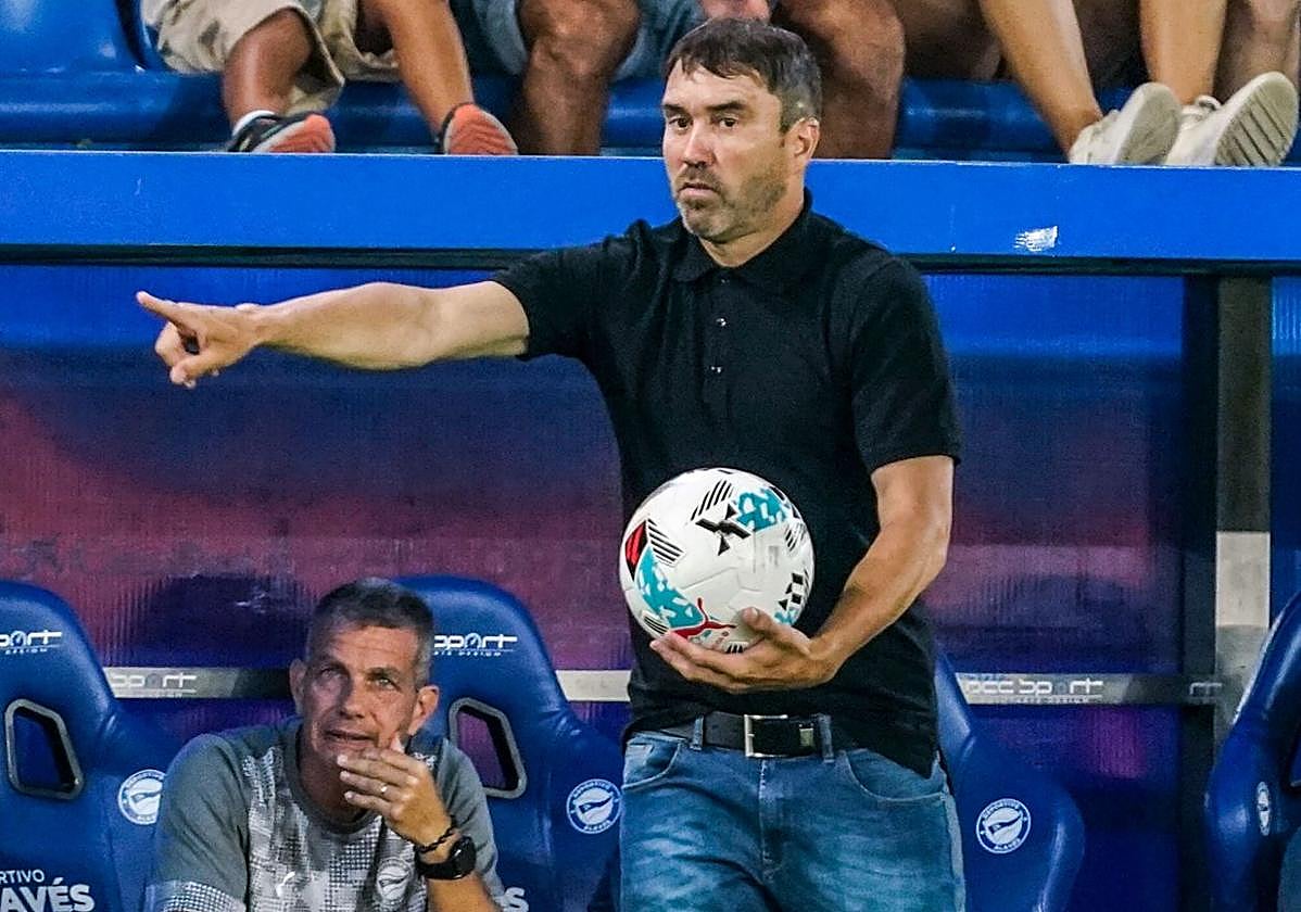Coudet da instrucciones a sus futbolistas durante un partido