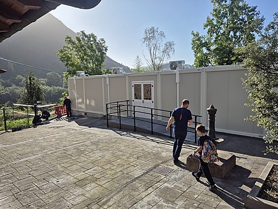 Un padre acompaña a su hijo a los módulos habilitados en Gautegiz Arteaga para acoger a los escolares del centro Haizeder de Ea.