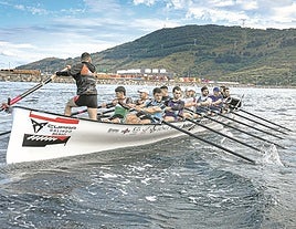 Zierbena se dirige a tierra tras completar uno de los entrenamientos de la semana.