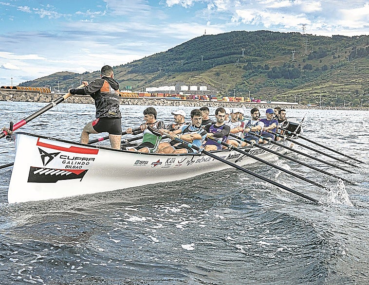 Zierbena se dirige a tierra tras completar uno de los entrenamientos de la semana.