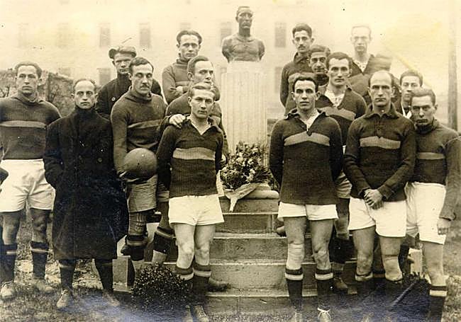 El MTK húngaro, junto al busto del goleador en enero de 1927.