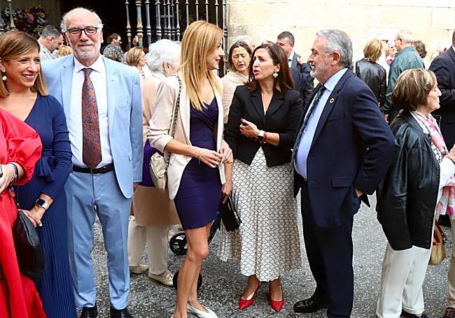 Miguel Ángel Adrián y Esther Peña junto, Aitana Hernando.