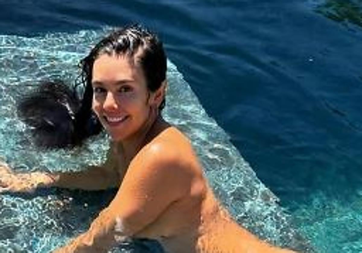 Cristina Pedroche posa desnuda en una piscina