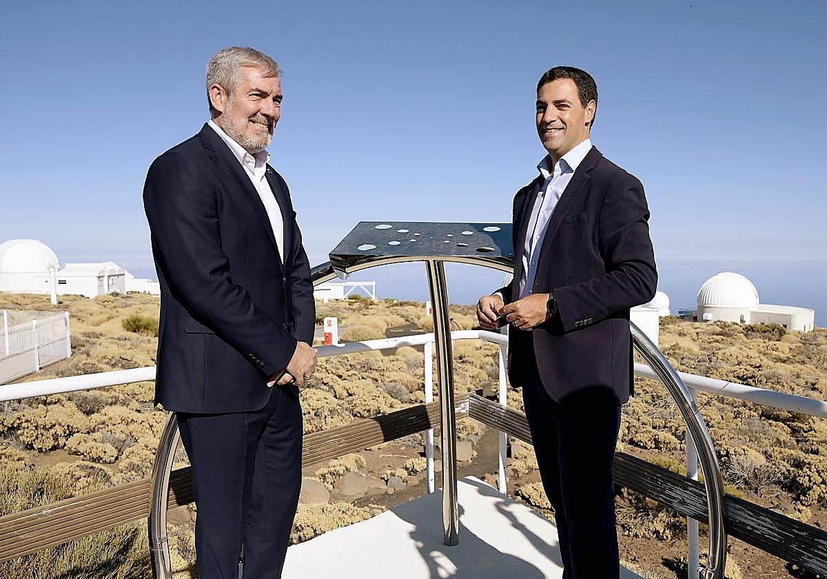 Imanol Pradales, con el presidente canario, Fernando Clavijo, en el observatorio del Teide.